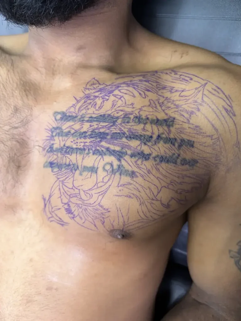 Tattoo vor dem Cover-Up: Brust