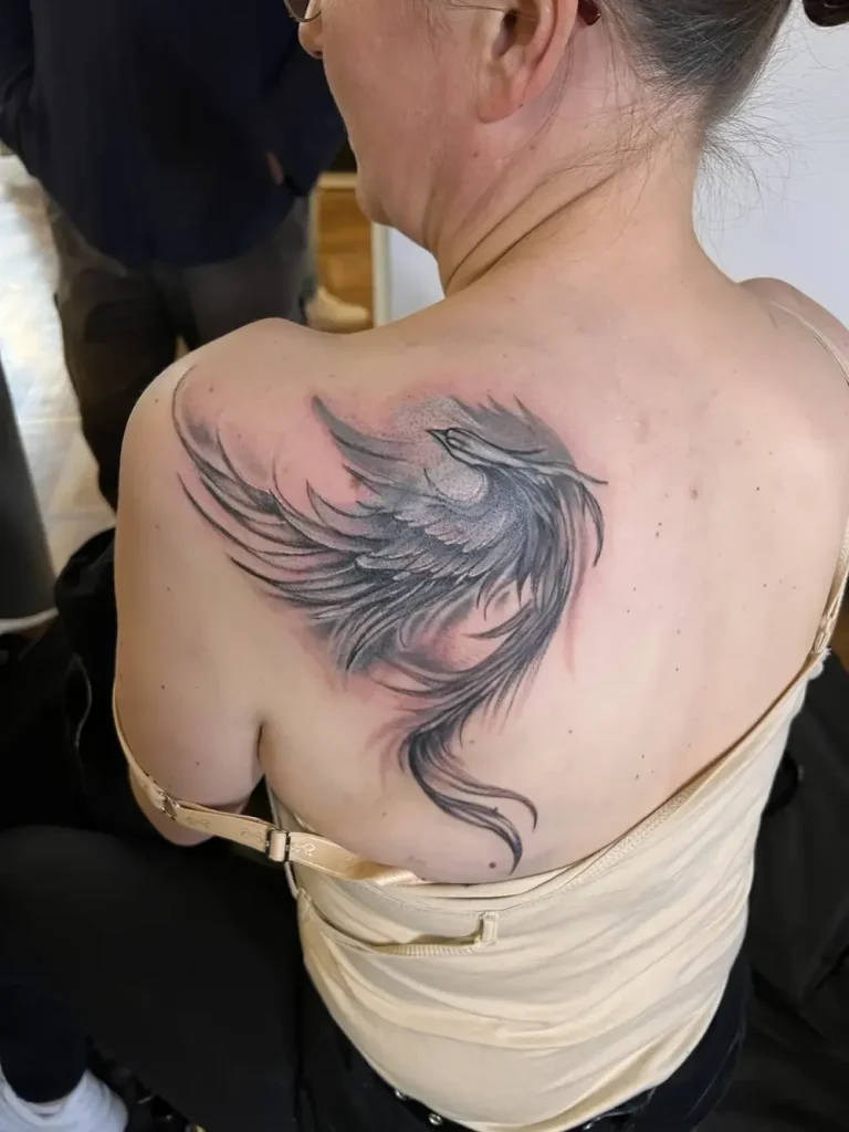 Tattoo nach dem Cover-Up: Phönix über altem Schriftzug