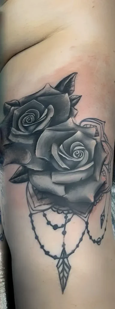 Tattoo nach dem Cover-Up: Rosen über altem Tattoo