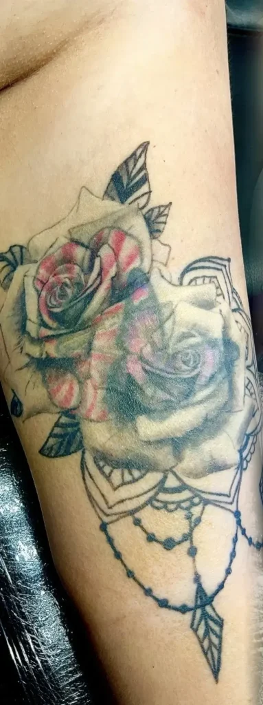Tattoo vor dem Cover-Up: Rosen über altem Tattoo