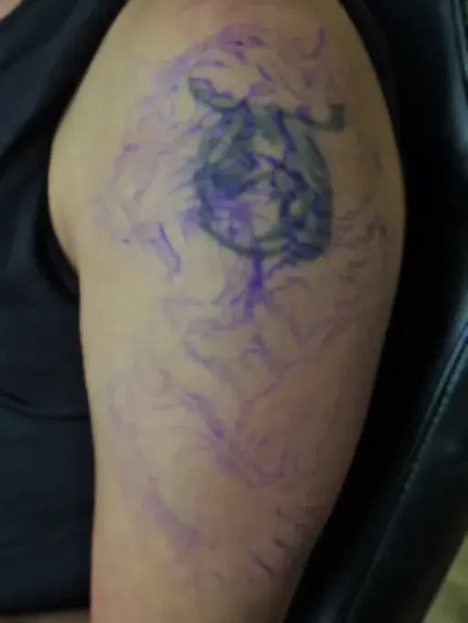 Tattoo vor dem Cover-Up: Schulter